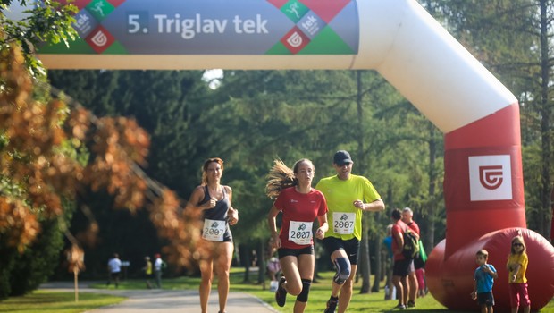 S slovenskimi športnimi junaki teklo kar 2.000 tekačev (foto: Mediaspeed)