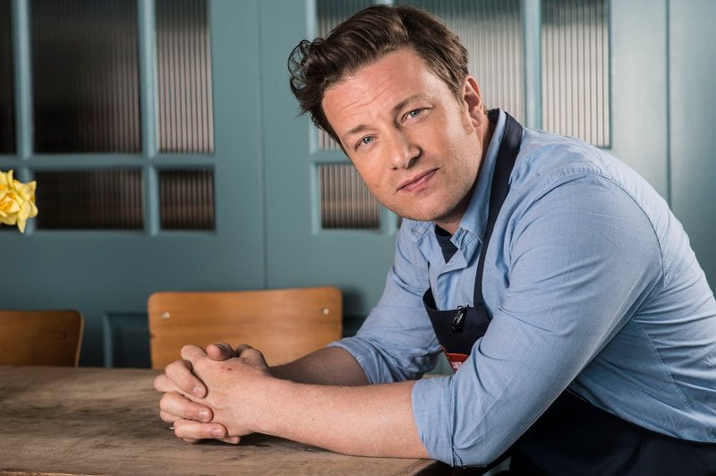 Jamieju Oliverju med gostovanjem v oddaji pripravili prikupno presenečenje! Poglejte, kakšno! (foto: profimedia)