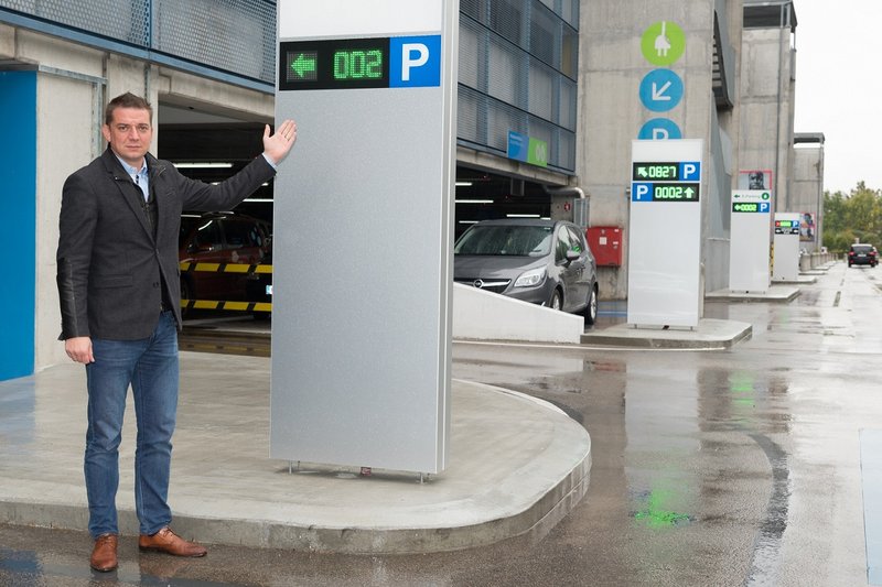 Direktor Toni Pugelj je predstavil nov sistem označevanja prostih parkirnih mest (foto: Robert Krumpak)