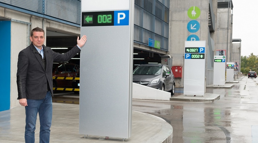 Direktor Toni Pugelj je predstavil nov sistem označevanja prostih parkirnih mest (foto: Robert Krumpak)