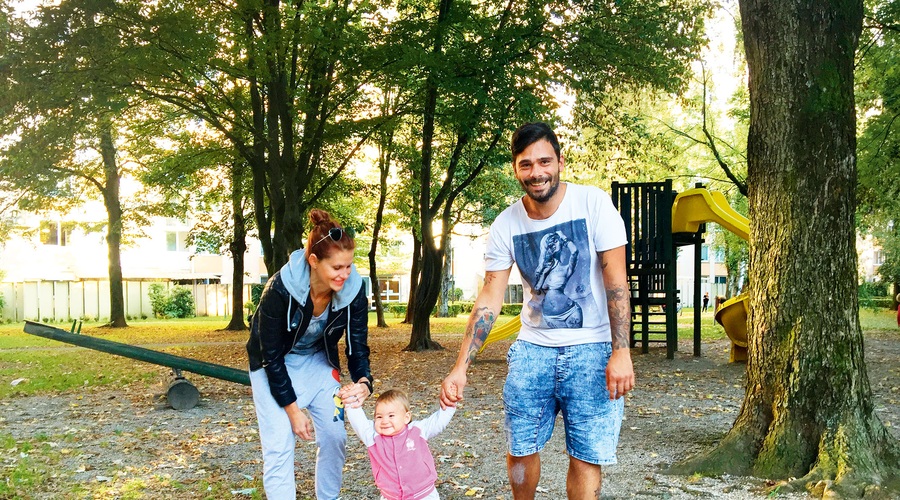 Starša sta deklici za rojstni dan zaželela le zdravje, vse drugo ji bosta poskušala zagotoviti sama. (foto: Jana Šnuderl)