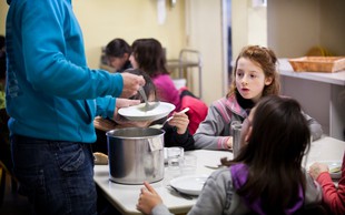 Drobtinica 2016: Topel obrok za otroke!