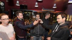 Satirična komedija Pr'Hostar razprodala premiero