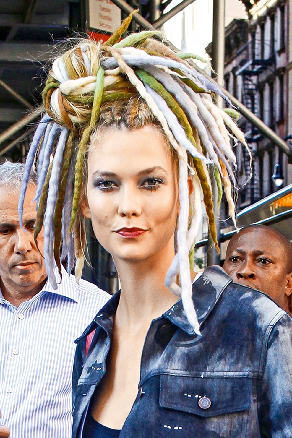 Model in manekenka Karlie Kloss se prav tako ni mogla upreti dredom, a le za potrebe modne revije modnega oblikovalca Marca Jacobsa.