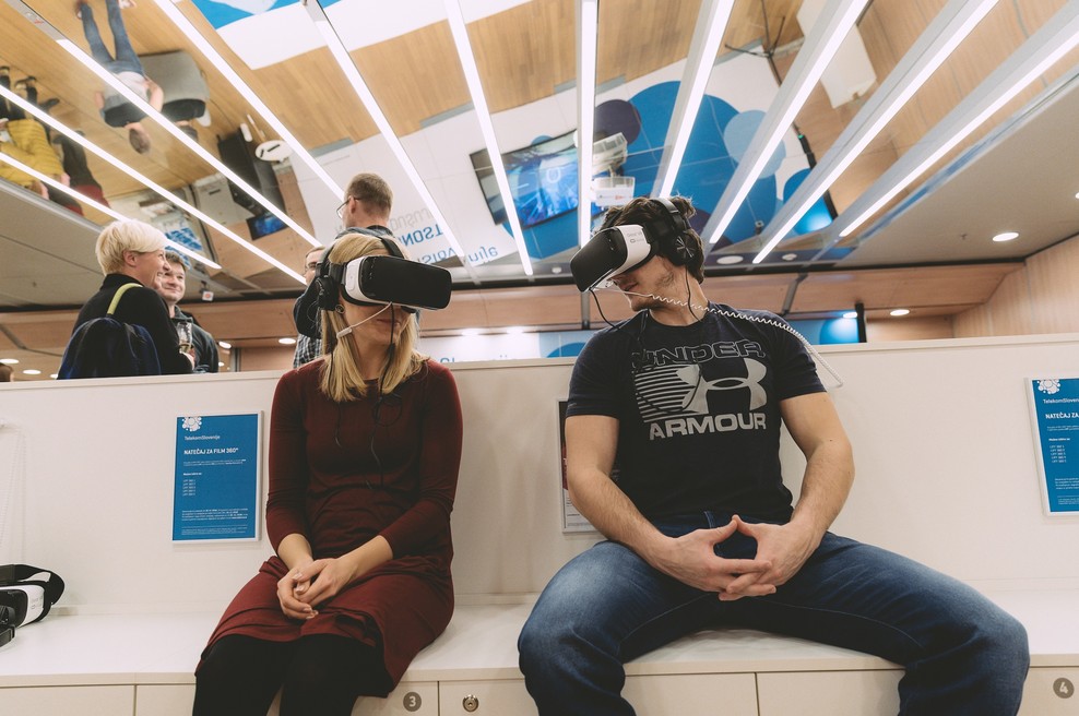Ogled filma 360° z VR-kamero v kotičku Telekoma Slovenije (foto: David Lotric)