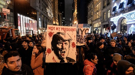 ZDA po zmagi Trumpa: Na tisoče protestnikov vzklika 'On ni naš predsednik!' in 'Ne rasizmu!'