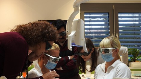 Delo z laserjem predstavili zobozdravnikom z vsega sveta
