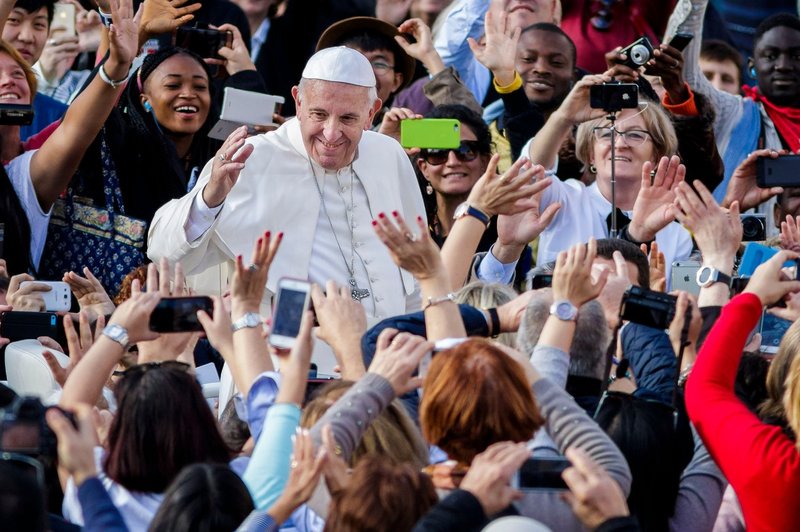 Papež zaradi tvita pomotoma postal oboževalec nogometnih svetnikov (foto: profimedia)