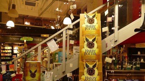 Osma knjiga Harry Potter in otrok prekletstva že v knjigarnah in na knjižnem sejmu!