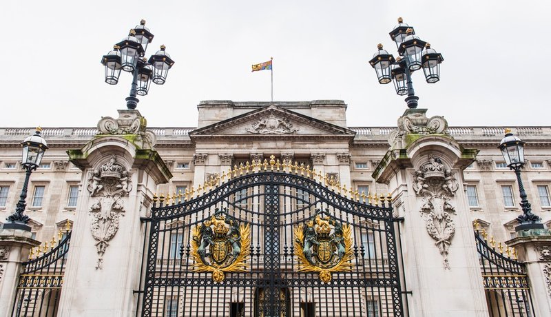 Britanci podpisujejo peticijo, da naj si kraljica sama plača obnovo palače! (foto: profimedia)