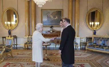 Britanci podpisujejo peticijo, da naj si kraljica sama plača obnovo palače!