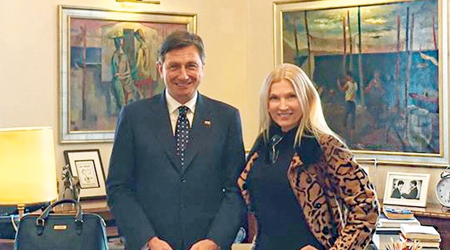 Helena Blagne: Telovadi, snema nove pesmi in ima novo pričesko (foto: facebook)