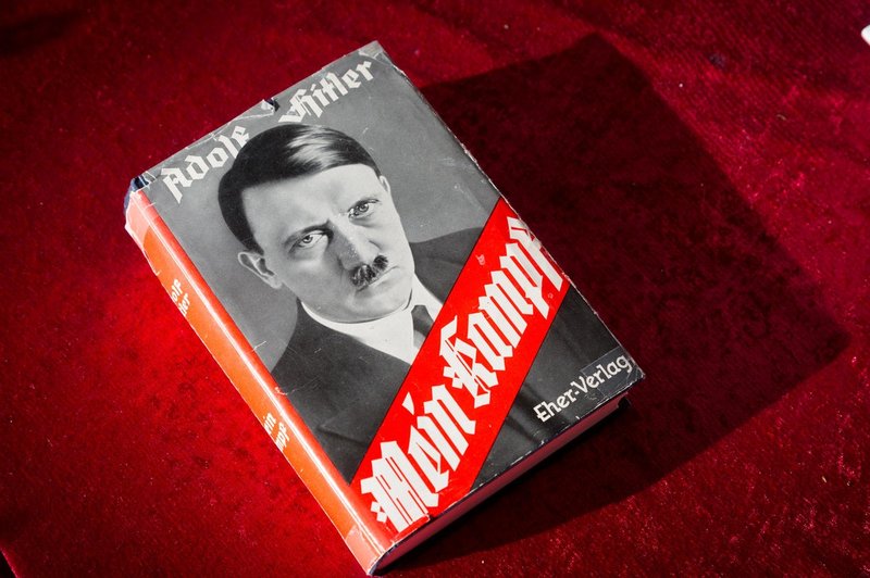 Med 10 najbolj priljubljenih knjig italijanskih dijakov tudi Hitlerjev Moj boj! (foto: profimedia)