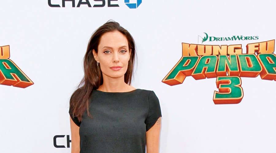Angelina je že 
večkrat polnila 
tabloide zaradi 
svoje nezdrave 
vitkosti, ki naj 
bi bila tokrat 
posledica ločitve 
od Brada Pitta.  (foto: Profimedia)