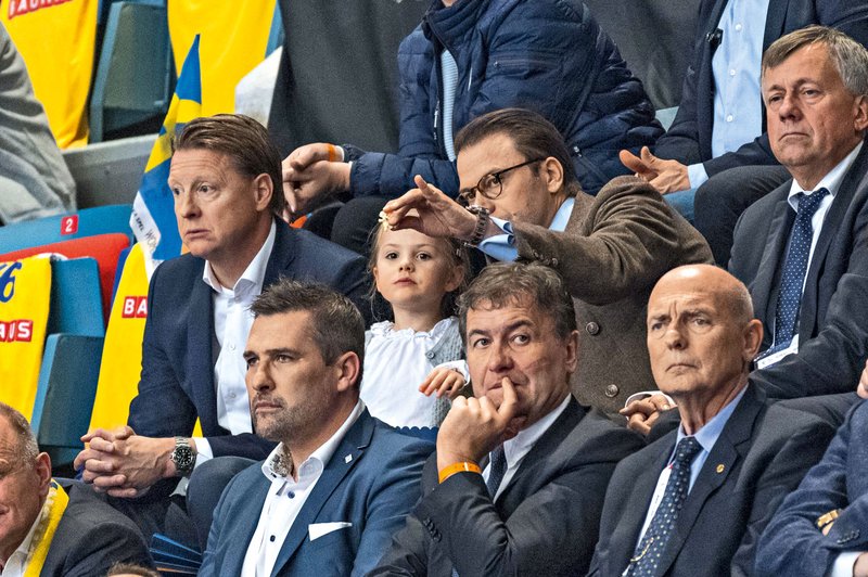 Švedski princeski Estelle je bilo med nogometno tekmo dolgčas! (foto: Profimedia)