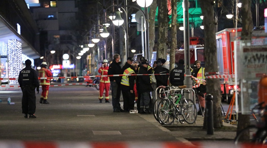 Berlin: Tovornjak zapeljal v množico na božičnem sejmu! 12 je mrtvih in 49 je ranjenih! (foto: profimedia)