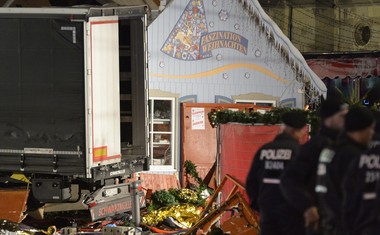 Berlin: Tovornjak zapeljal v množico na božičnem sejmu! 12 je mrtvih in 49 je ranjenih!