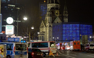 Berlin: Tovornjak zapeljal v množico na božičnem sejmu! 12 je mrtvih in 49 je ranjenih!