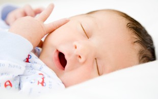 Islandija: Prvi letošnji novorojenček je sin prve novorojenke iz leta 1980!