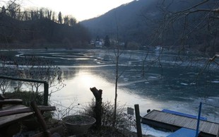 Reka Soča s tako debelim ledenim oklepom, da domačini iz Mosta na Soči česa takšnega ne pomnijo!
