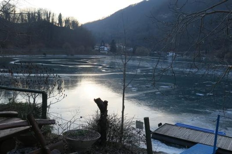 Reka Soča s tako debelim ledenim oklepom, da domačini iz Mosta na Soči česa takšnega ne pomnijo! (foto: Rosana Rijavec/STA)