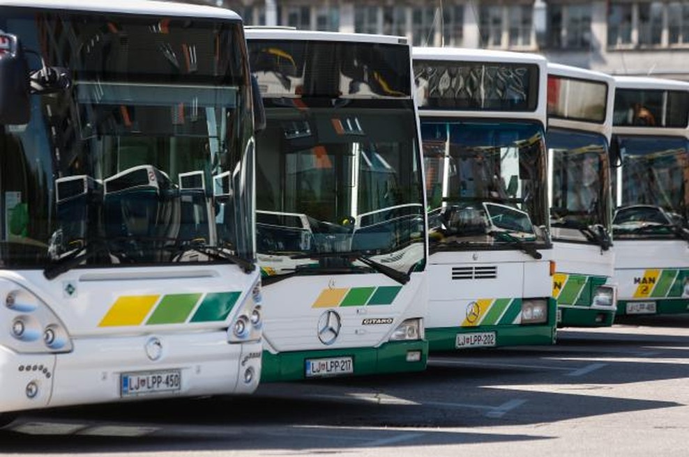 V LPP zagorel električni avtobus, ogelj pa se je razširil na stavbo in sosednje avtobuse! (foto: Anže Malovrh, STA)