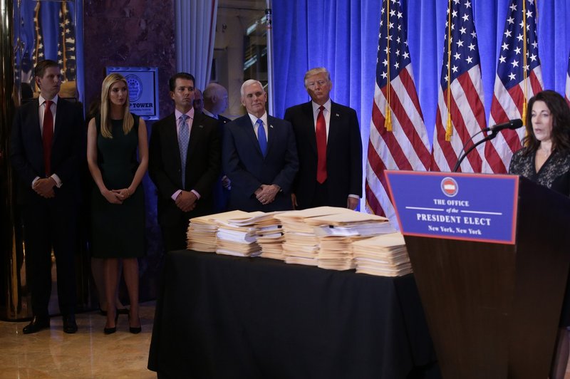 Independent: "Dokumenti na Trumpovi novinarski konferenci so bili prazni!" (foto: profimedia)