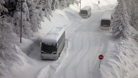 Švica: Poljski avtobus je vozil s tono snega na strehi!