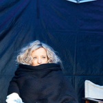 Ajda Smrekar je zavita v 
toplo odejo z vročim čajem v 
roki premagovala mraz na 
prvem snemanju.  (foto: Planet TV, osebni arhiv)