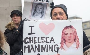 Obama pomilostil Manningovo in sprejel izziv Assangea, ki je obljubil, da se bo v tem primeru predal ZDA!