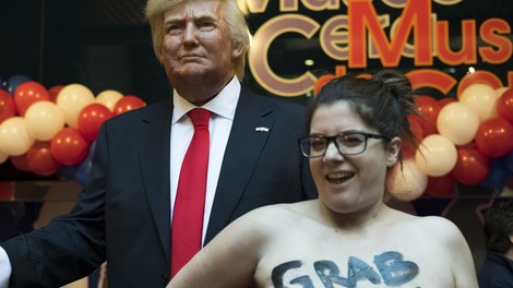Goloprsa aktivistka za mednožje zgrabila voščeno lutko Trumpa