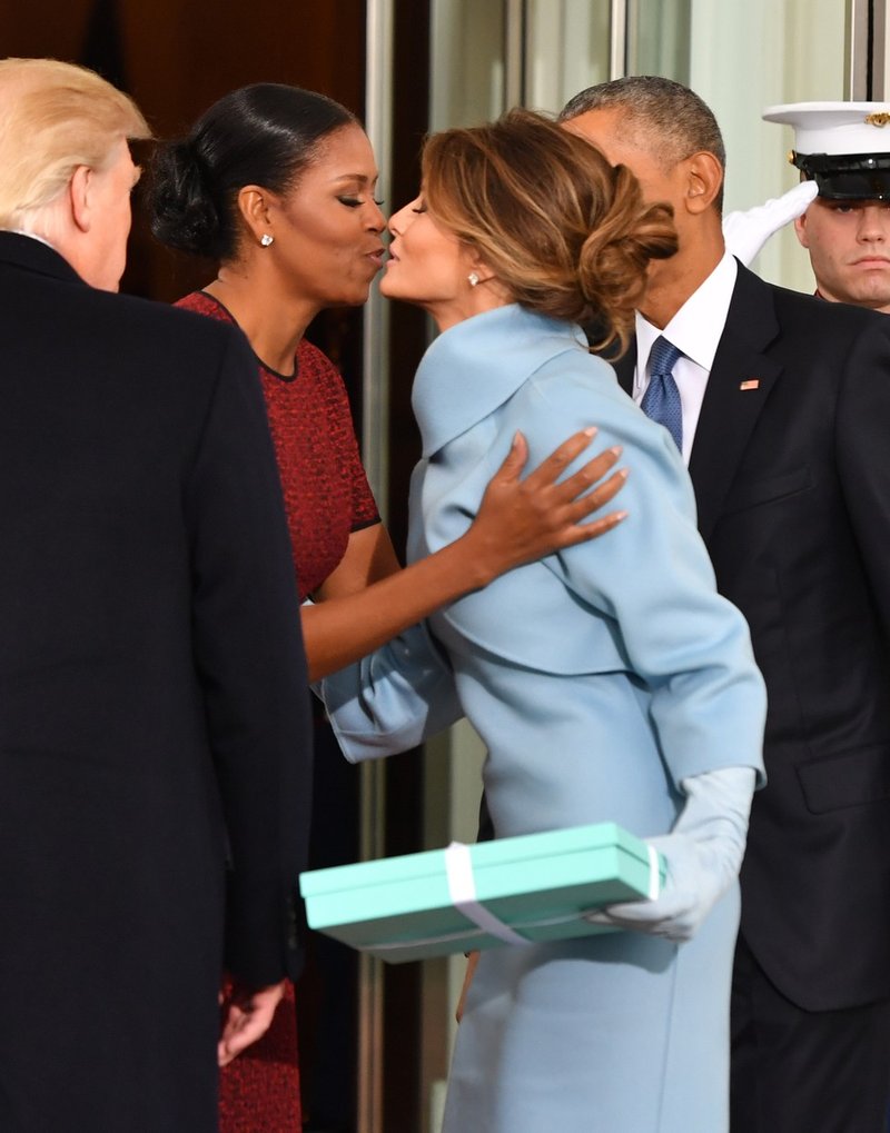 Le kaj je Melania Trump podarila presenečeni Michelle Obama? (foto: profimedia)