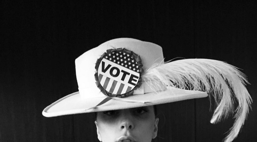 Lady Gaga poziva na volitve oblečena kot sufražetka, november 2016! (foto: profimedia)