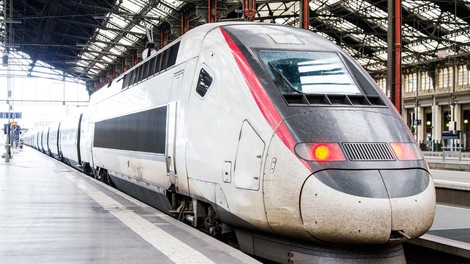Francija: Medtem ko je mladi par skočil ven na cigaret, je vlak z otrokom odpeljal!
