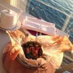 ... in romantičnih obrokih na njihovem balkonu. (foto: Facebook Iris Mulej)