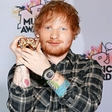 Ed Sheeran je izdajo dveh pesmi prestavil zaradi Donalda Trumpa