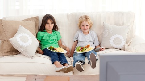 Dokazano! Otrokom in mladostnikom so se na televiziji oglaševala predvsem manj zdrava živila!