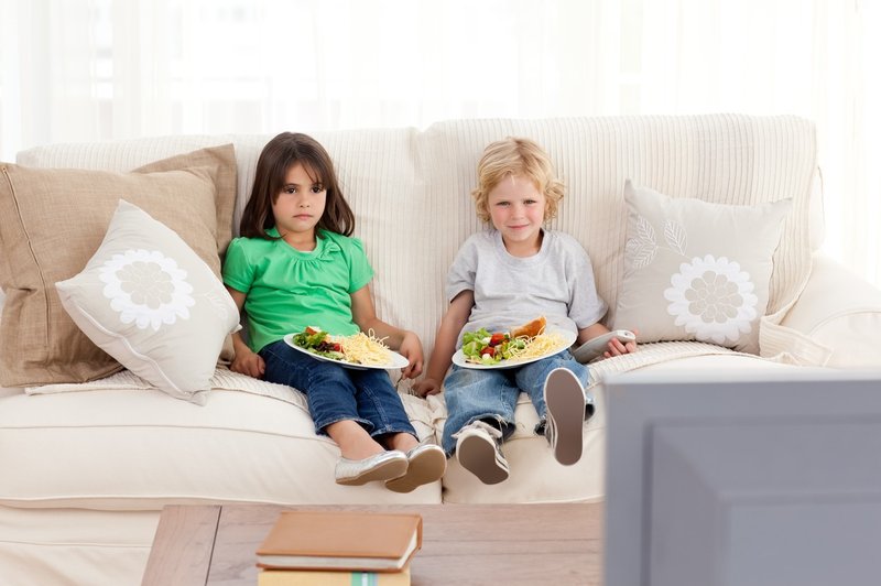 Dokazano! Otrokom in mladostnikom so se na televiziji oglaševala predvsem manj zdrava živila! (foto: profimedia)