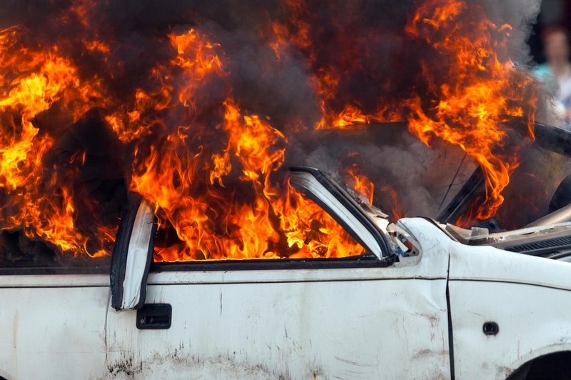 Britanska policija civilistu po pomoti razstrelila avto (foto: profimedia)