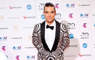 Robbie Williams: V devetdesetih je toliko pil in se drogiral, da je skoraj umrl!