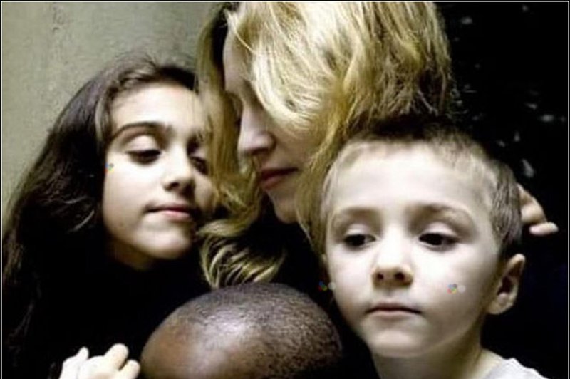 Madonna posvojila dvojčici iz Malavija (foto: profimedia)