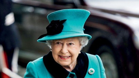 Kraljica  Elizabeta II. naj bi v treh letih predala prestol sinu