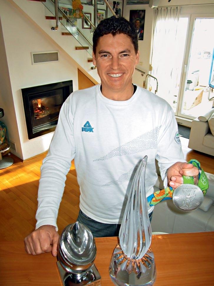 Vseslovenski
jadralski ponos,
športnik Vasilij
Žbogar, je svoj
izolski dom opremil
s časopisnimi
prispevki. (foto: Alpe)