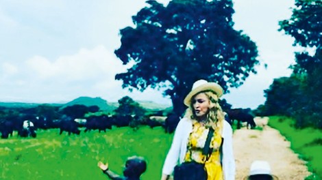 Pevka Madonna je posvojila dvojčici iz države Malavi