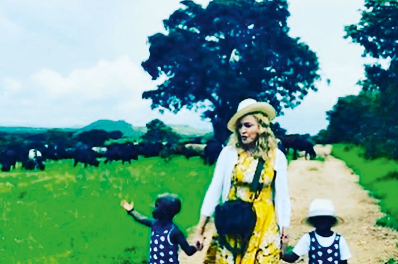 Pevka Madonna je posvojila dvojčici iz države Malavi (foto: Profimedia)