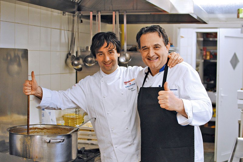 Tomaž Kavčič je svoje vrhunske jedi ponudil tudi v ljudski kuhinji (foto: arhiv zavoda Pod strehco)