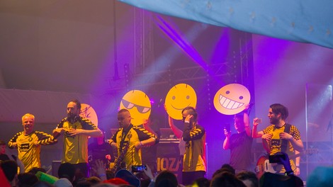 Lepa gesta glasbenikov: Skupina Dubioza kolektiv podarila bobne fantu, ki so ga vrgli iz šole