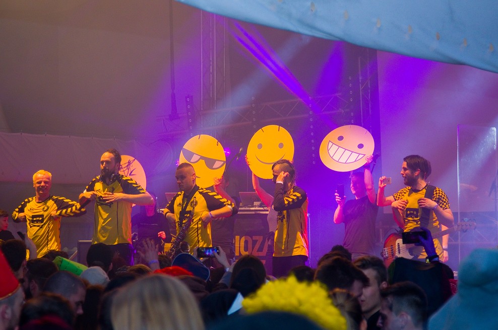 Lepa gesta glasbenikov: Skupina Dubioza kolektiv podarila bobne fantu, ki so ga vrgli iz šole (foto: Miša Mihaela Margan)