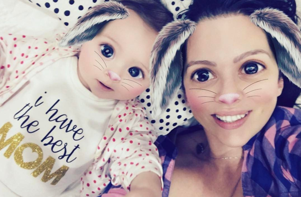 Iris Mulej je s svojo malo Isabello na pusta prvič poskušala Snapchat in ju spremenila v zajčka.