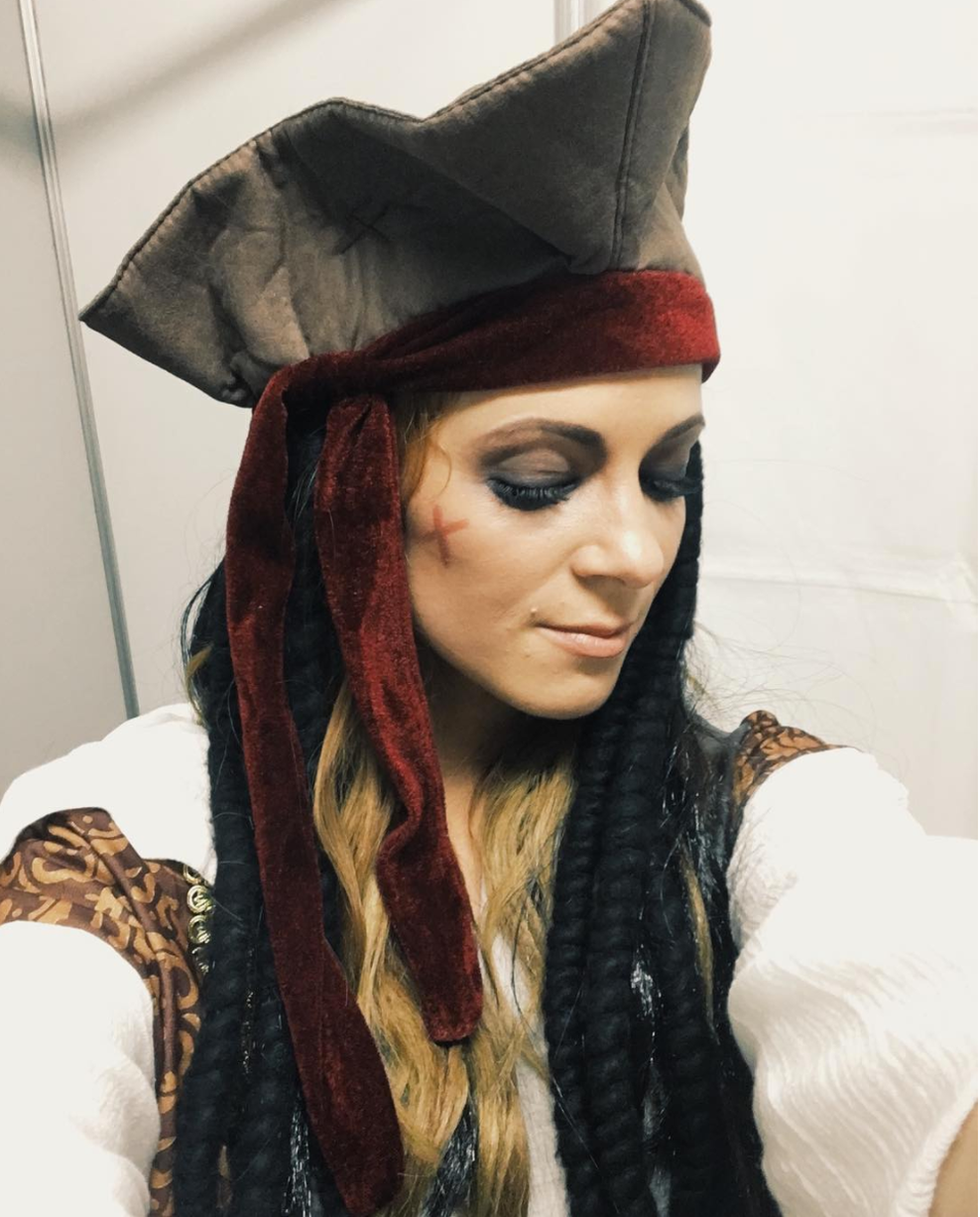 Nina Pušlar je na oder stopila v obleki piratke.